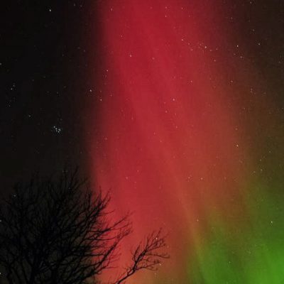 Under en röd norrskens-korona