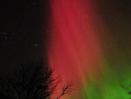 Under en röd norrskens-korona