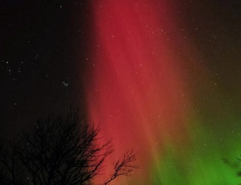 Under en röd norrskens-korona
